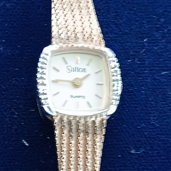 LIKE NEW SUTTON QUARTZ LADIES WATCH - Picture 3 of 7